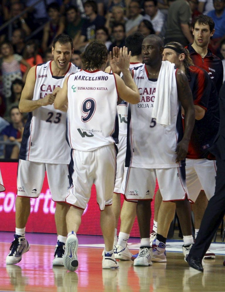 El Baskonia a un paso del título. El Caja Laboral Baskonia vuelve a vencer en el Palau (69-70)