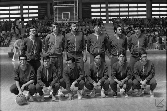 Foto :Arqué. Plantilla del Vasconia de la temporada 70/71 en Mendizorroza. Foto :Arqué. Plantilla del Vasconia de la temporada 70/71 en Mendizorroza.
