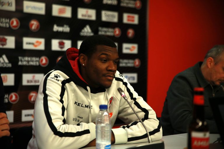 Presentación de Jalen Jones