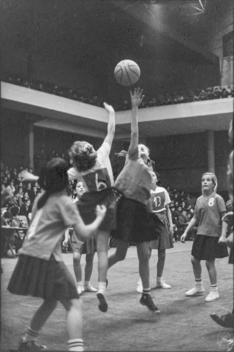 La exposición sobre la historia del baloncesto femenino alavés en la Fan Zone de la Copa de la Reina