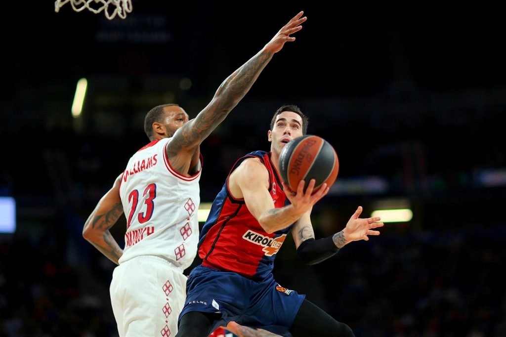 Foto:euroleague.net Luca Vildoza encara a Derrick Williams