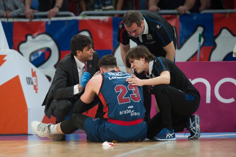 Toko Shengelia vuelve a fracturare los huesos propios de la nariz.