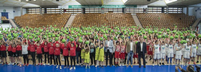 El Ayuntamiento reparte mil balones en la balonada ‘Basket Capital’ de Mendizorrotza