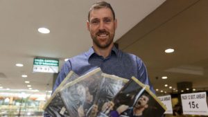 El Chapu Nocioni firmó ejemplares de su libro en Dendaraba