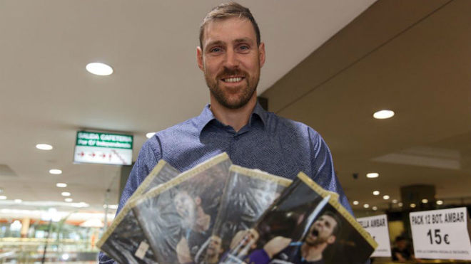 El Chapu Nocioni firmó ejemplares de su libro en Dendaraba