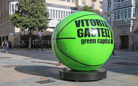El Ayuntamiento coloca en la calle Dato un balón de baloncesto de grandes dimensiones a una semana de la Final Four