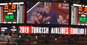 Rafa Muntion homenajeado por el público del Buesa Arena durante la primera semifinal de la Final Four