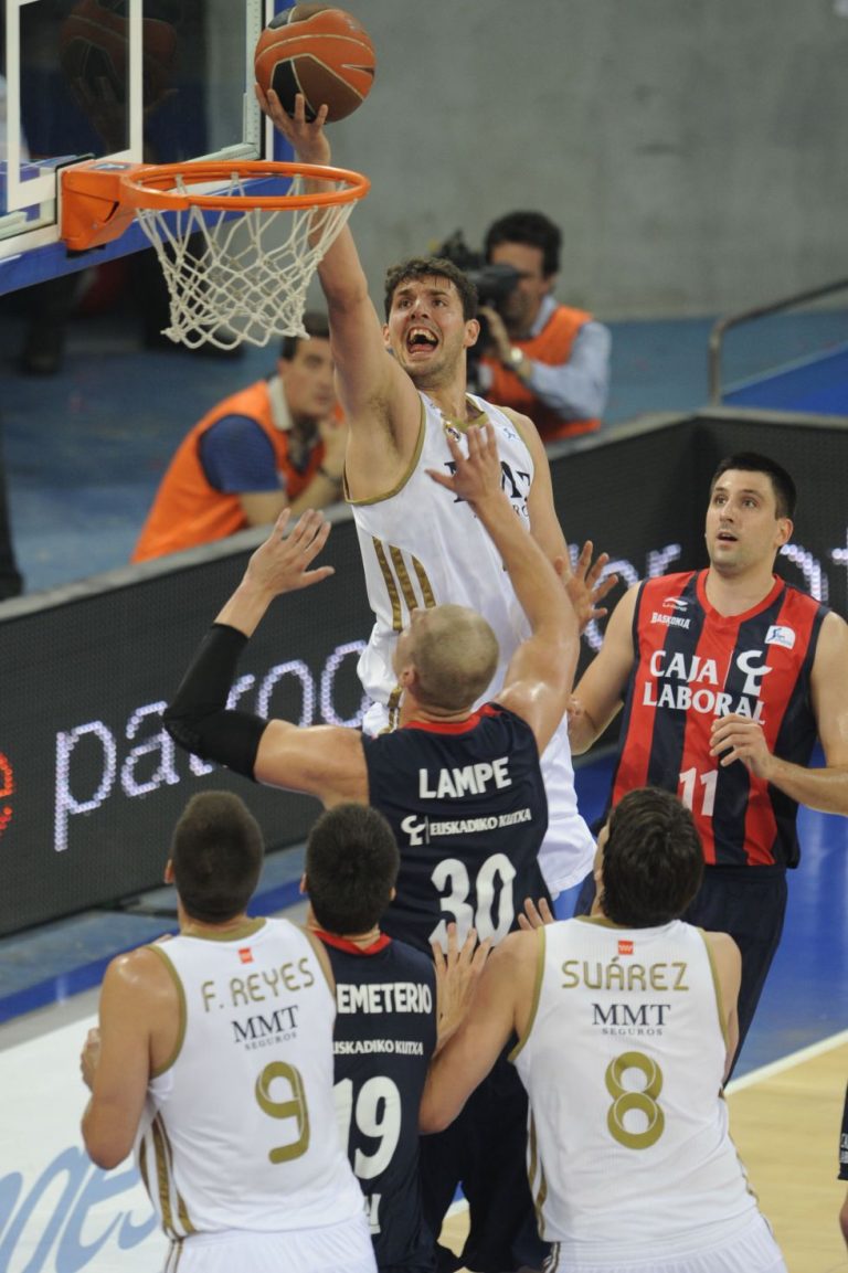 Semifinales Liga ACB 4º partido.Caja Laboral Baskonia 66-76 Real Madrid
