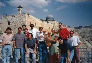 Ponga un bigote en su vida por Satur Vivas