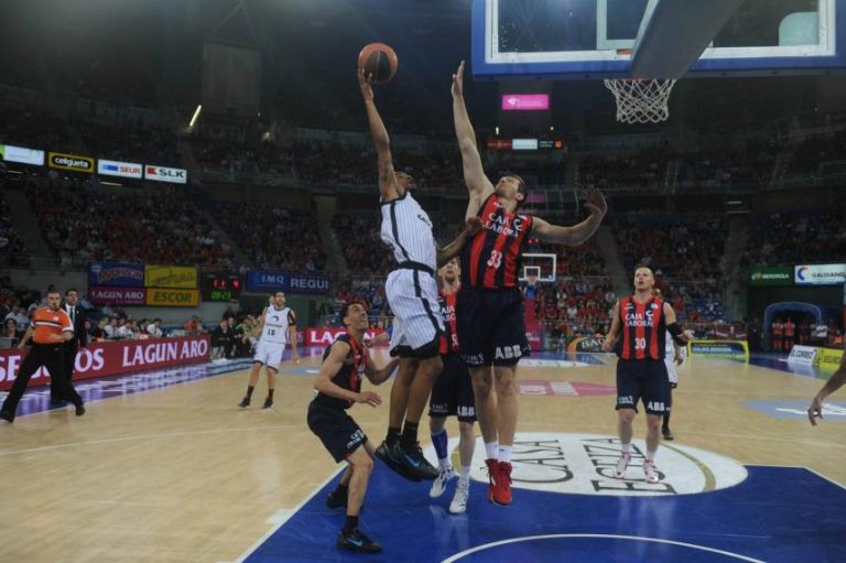 Playoffs Liga ACB. 4º de final 1º partido. Caja Laboral  Baskonia 77–73 Gescrap Bilbao Basket