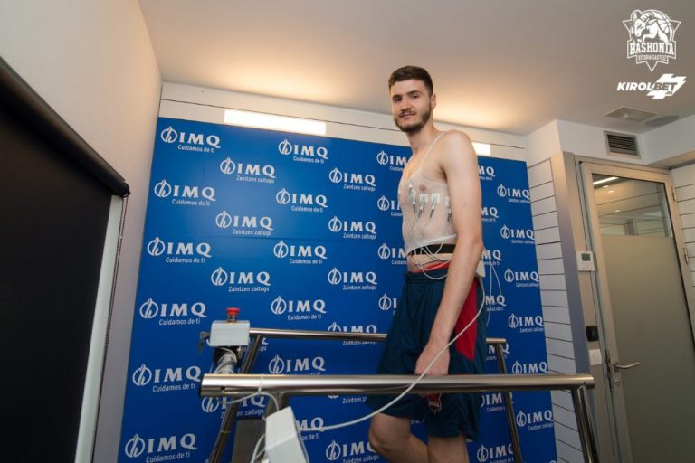 Los jugadores del KIROLBET Baskonia pasan los reconocimientos médicos en el centro IMQ Amárica