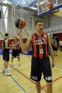 Dejan Musli confía en tener sitio en el Baskonia