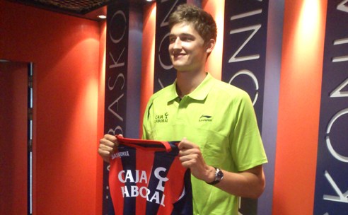 Tibor Pleiss presentado como jugador baskonista