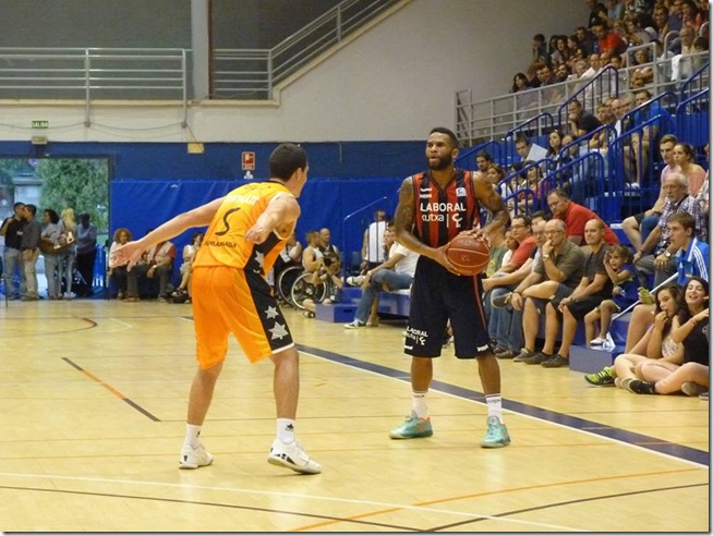 El Baskonia logra su primera victoria de la pretemporada ante el Fuenlabrada (81-84)