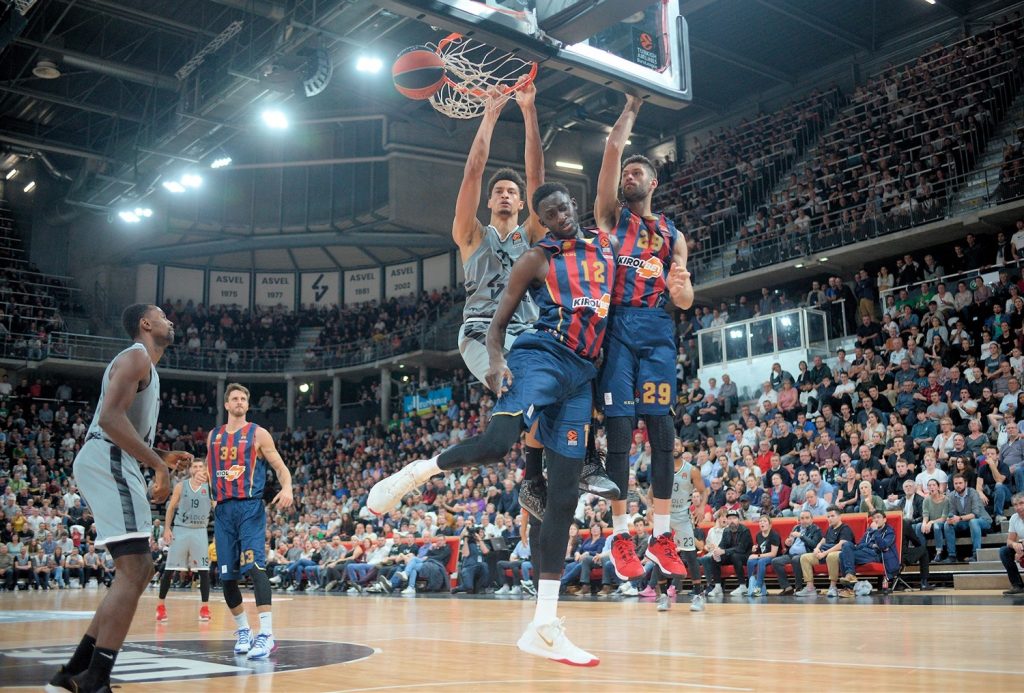 Foto: Euroleague. Ismael Bako machaca el aro baskonista 29/10/19
