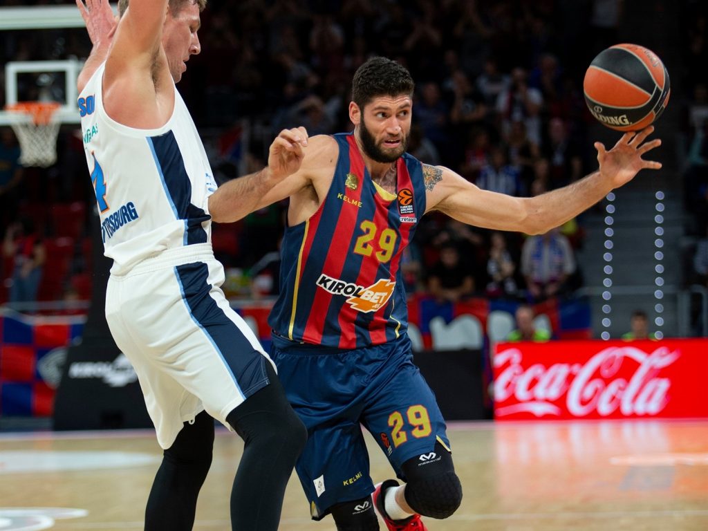 Foto:euroleague.net Patricio Garino en el momento de sufrir su lesión choca con Colton Iverson