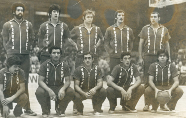 Homenaje a los jugadores del Baskonia que lograron la primera victoria sobre el FC Barcelona en 1975