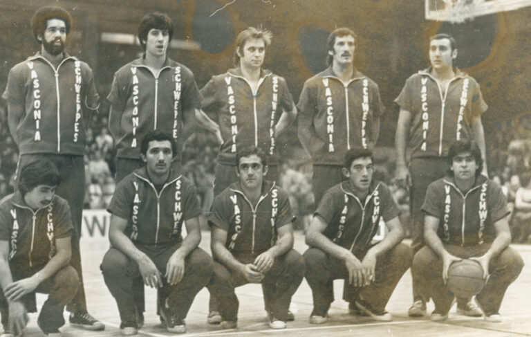Homenaje a los jugadores del Baskonia que lograron la primera victoria sobre el FC Barcelona en 1975