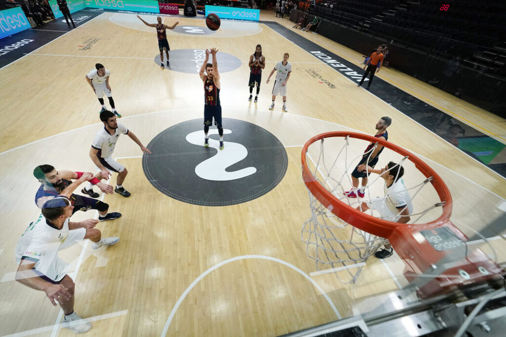 Foto:acb Photo / M. Pozo. Achile Polonara anota el tiro libre que da la victoria al Baskonia