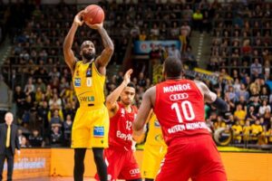 El escolta Khadeen Carrington ficha por el Baskonia