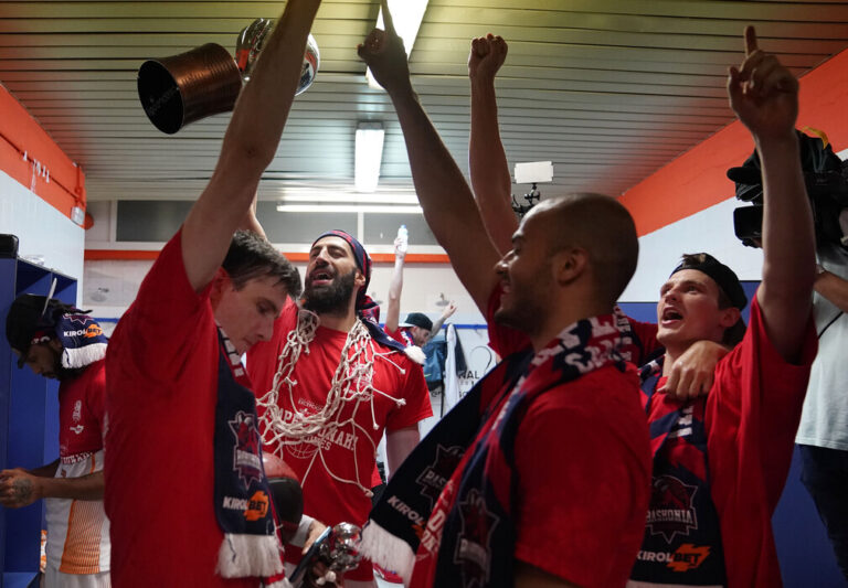 Leyendas baskonistas celebran la liga del Baskonia en las redes sociales