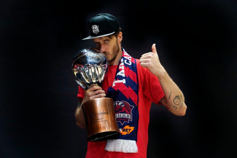 Achille Polonara continuará una temporada más en el Baskonia