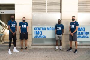 Los jugadores del Baskonia pasan los reconocimientos médicos.