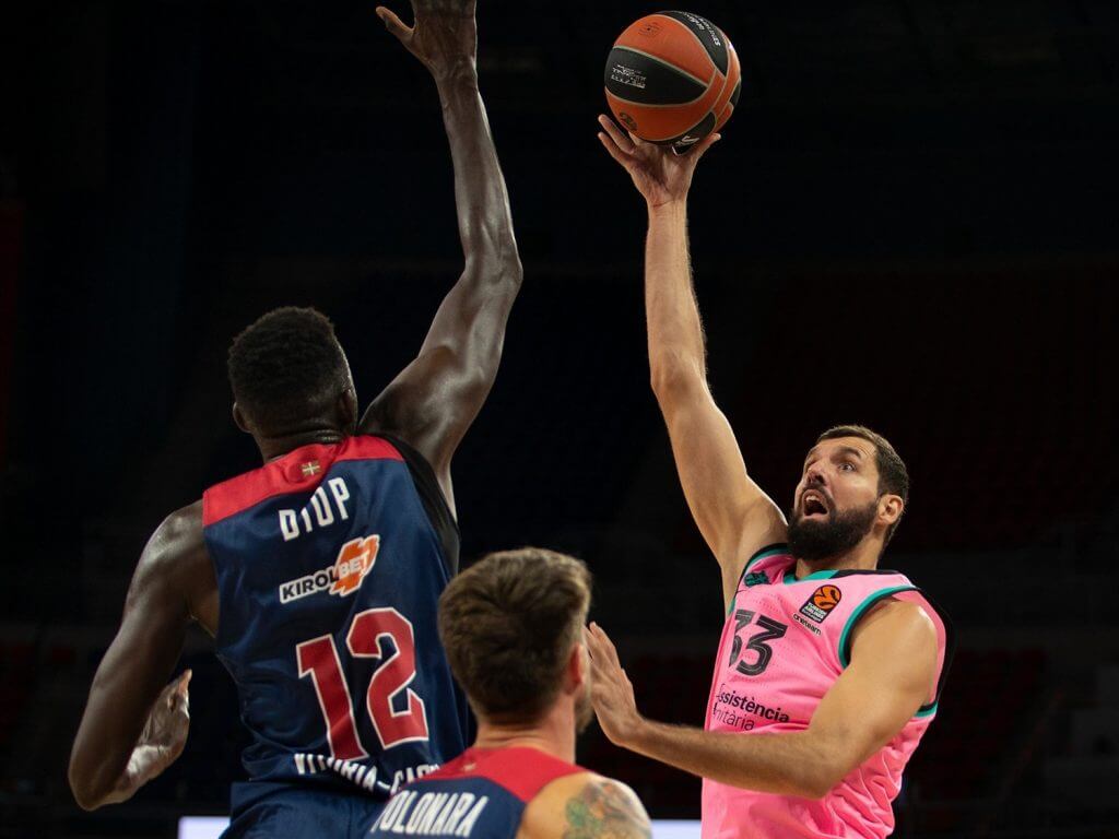 Foto: euroleague. Nikola Mirotic lanza ante Ilimane Diop el 30/10/20