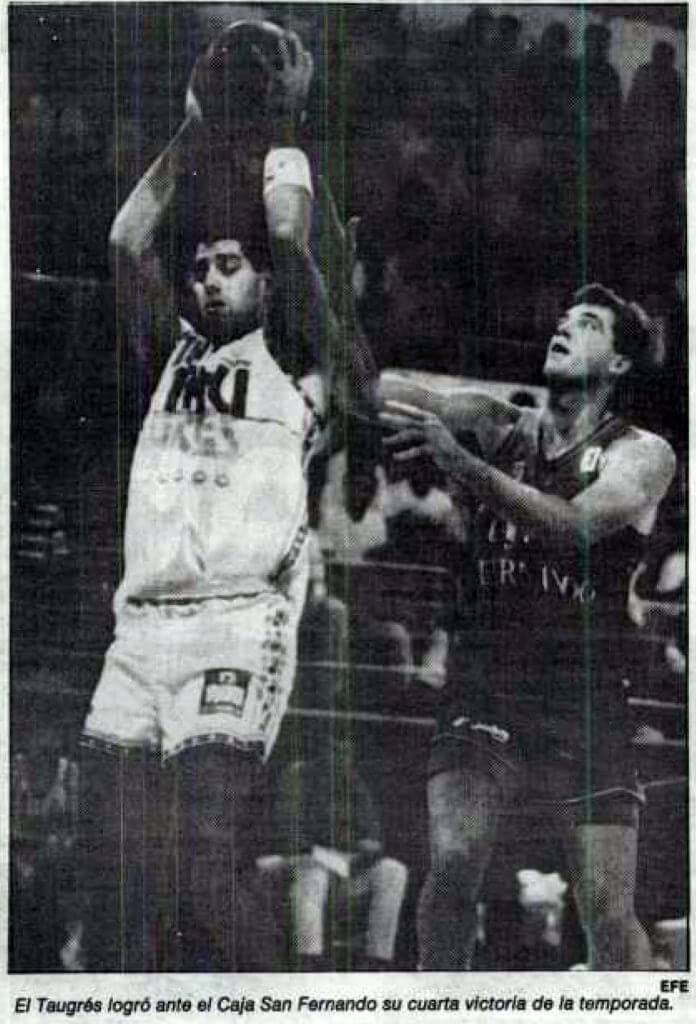 Foto:EFE. Joe Arlauckas ante Caja San Fernando en Sevilla el 10/10/90.