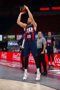 Alec Peters vuelve a mejorar sus topes estadísticos