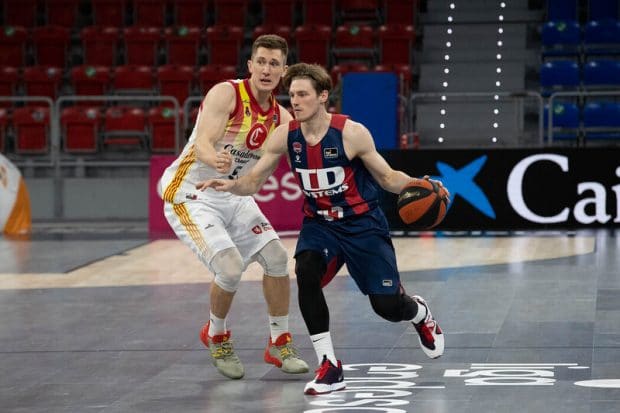 Artur Kurcus ante TJ Brey de Casademont Zaragoza