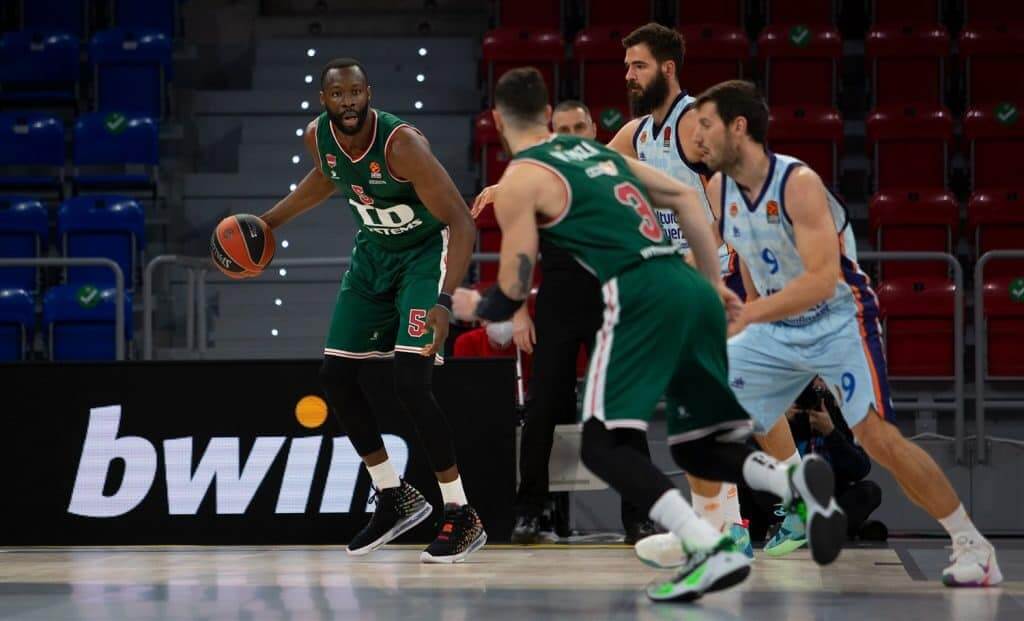 Tony Jekiri busca ante Luca Vildoza