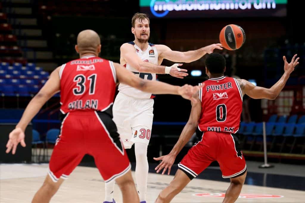 Zoran Dragic asiste ante Milán