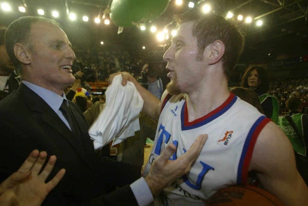 Foto: Saski Baskonia. Dusko Ivanovic con Andrés Nocioni tras ganar la Final de la Coap de 2004 ante Joventut