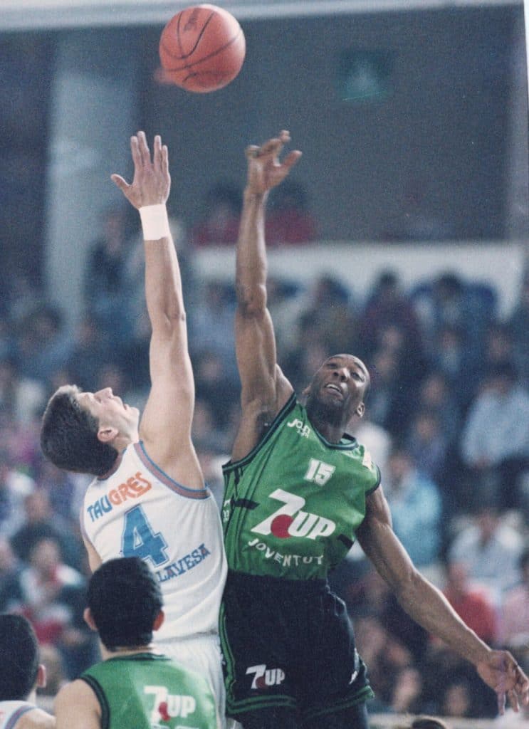 Marcelo Nicola salta ante Mike Smith en la Copa de 1994