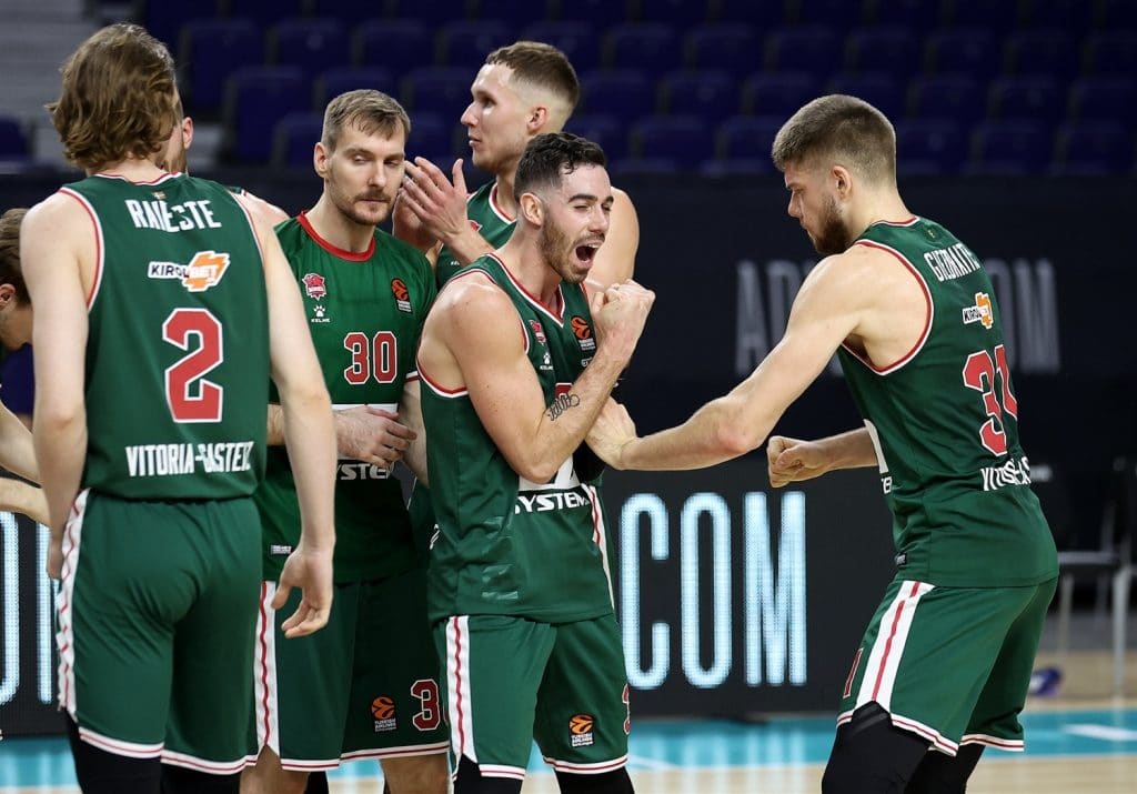 Foto: euroleague. Luca Vildoza celebra con sus compañeros la victoria en Madrid 