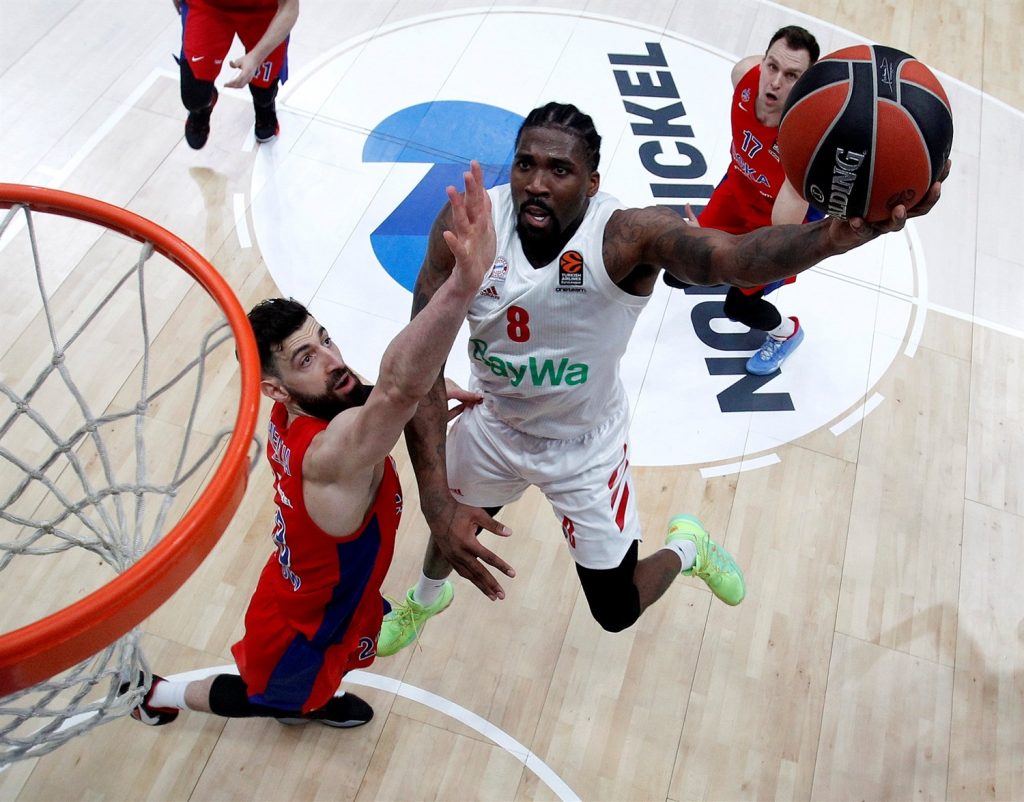 Jaylen Reynolds ante Shengelia