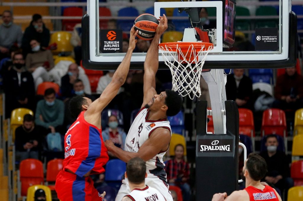 Hines tapona a Bolomboy en un partido reciente en Moscú