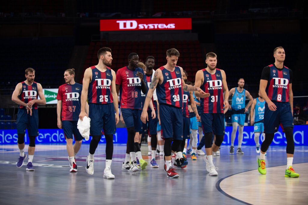 Los jugadores del Baskonia tras ganar a Estudiantes.