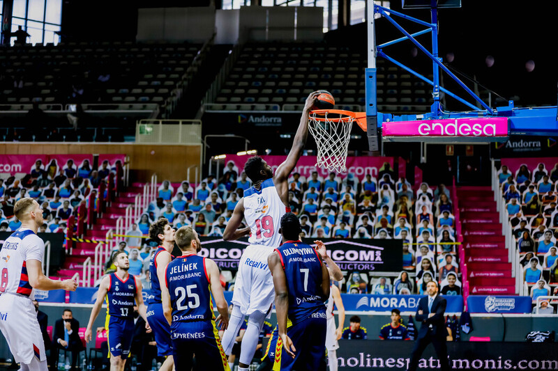 Fall machaca el aro con facilidad.