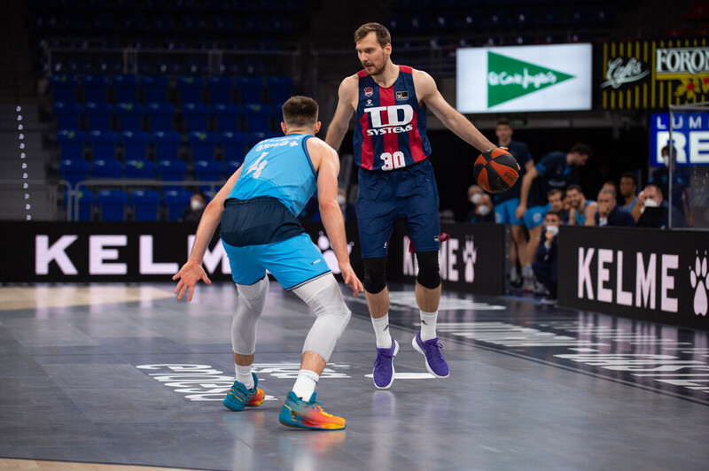  Dragic tuvo que jugar de base ante la baja de Vildoza