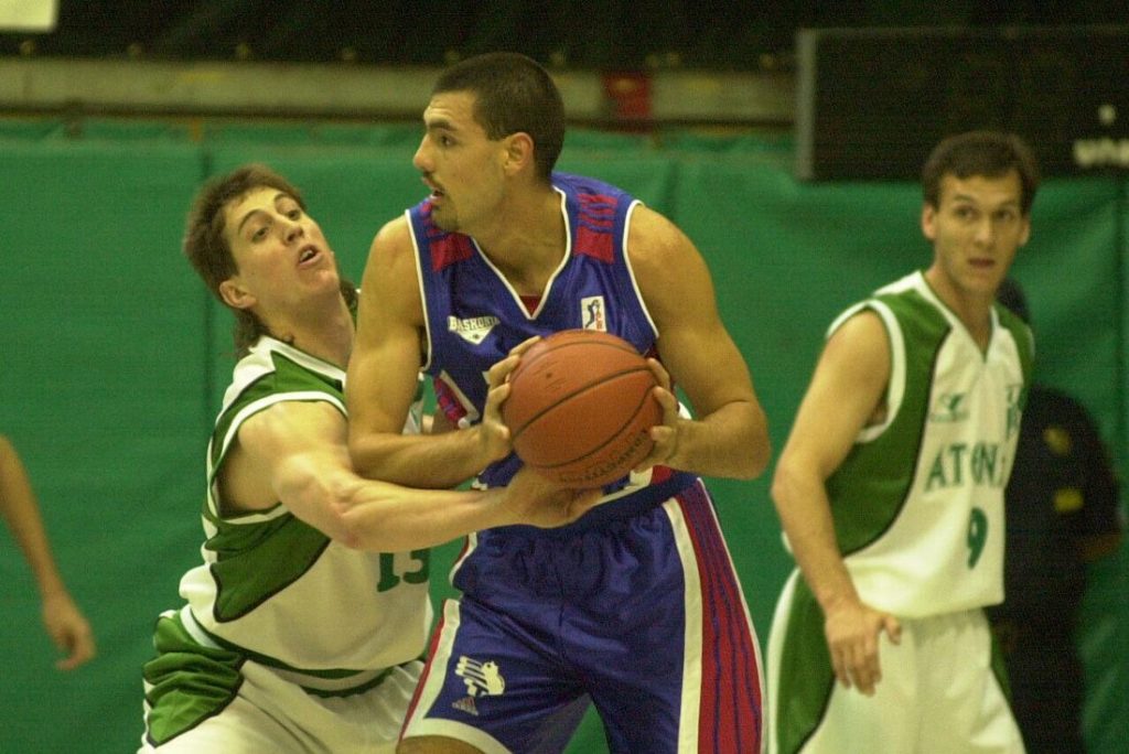 Foto:La Voz / Archivo.Luis Scola en la gira por Argentina en el año 2000 frente a Atenas de Córdoba
