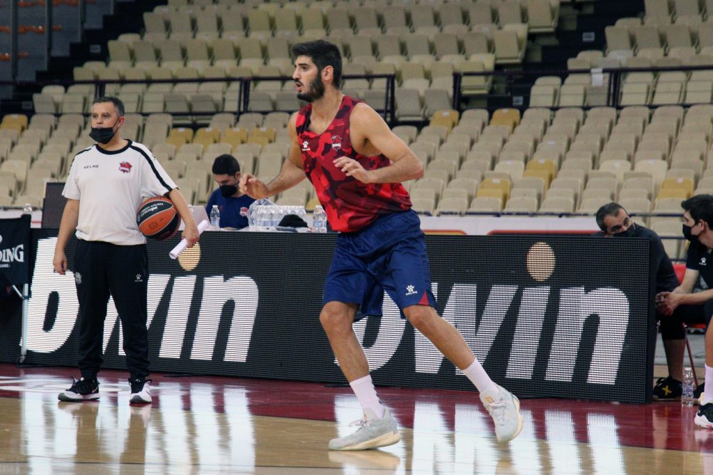 Foto: Baskonia. Álex Barrera en El Pireo antes del duelo ante Olympiacos.