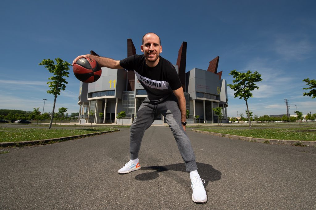 Quino Colom posa en el exterior del Buesa Arena