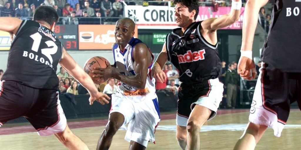 Elmer Bennett solo ante la defensa italiana.