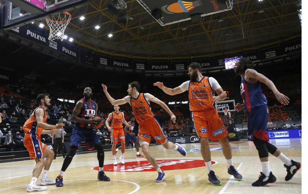Jekiri en el primer partido ante Valencia Basket