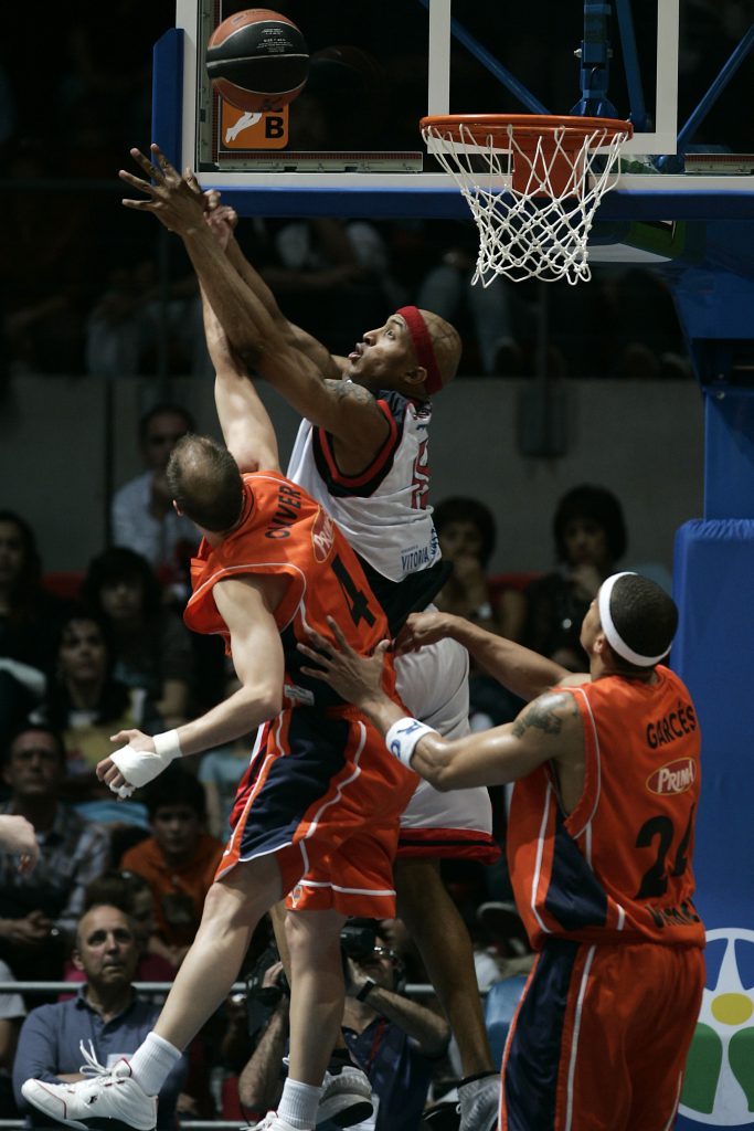 James Singelton ante Albert Oliver en 2008