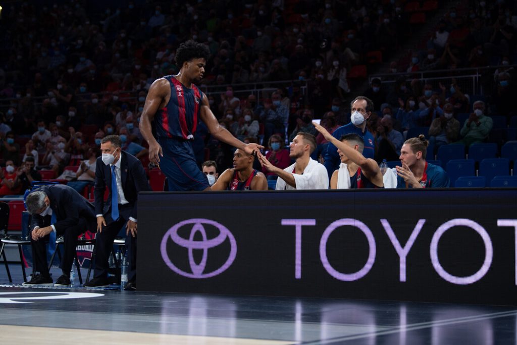 Foto: ACBPhoto/. A.Bouzo. Enoch en el banquillo baskonista 