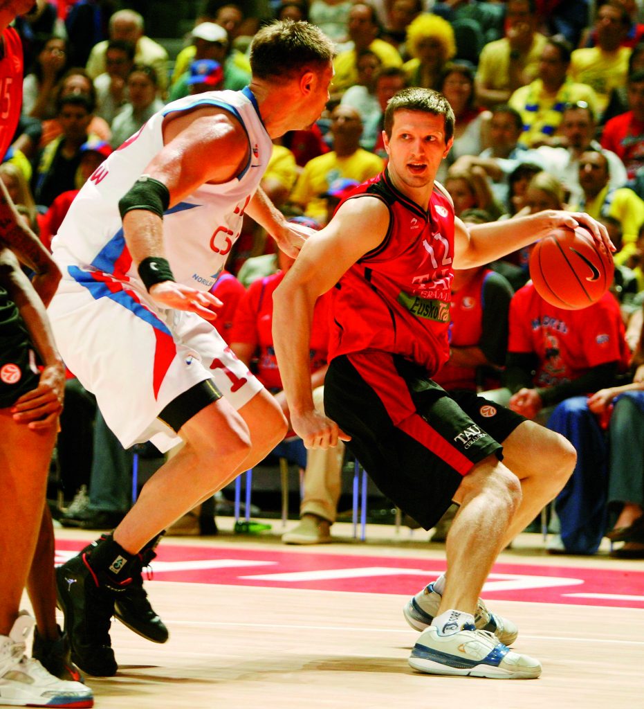 Foto: euroleague.net Mirza Teletovic ante Andersen en la Final Four de Madrid 2008
