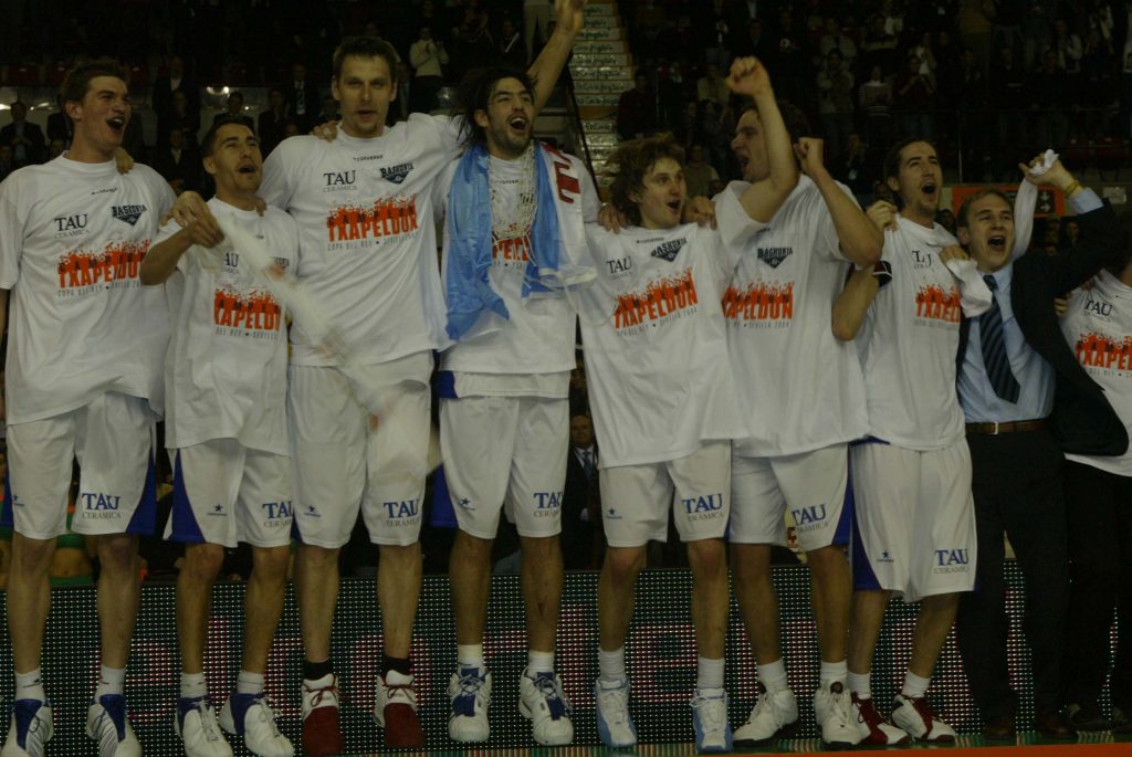 Luis Scola con el Baskonia campeón de Copa del Rey de 2004